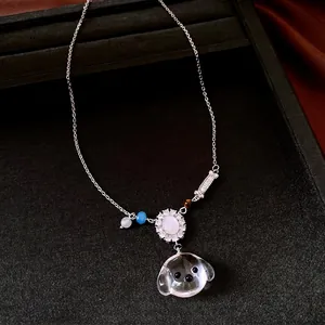 Elegante zilveren ketting met unieke hars hondenkop en glanzende zirkoon hanger