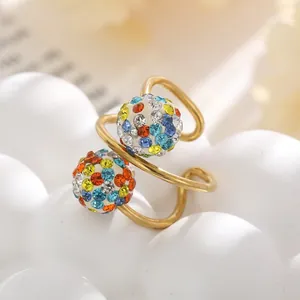 Vue rapprochée d'une bague en acier avec doubles boules serties de cristaux colorés