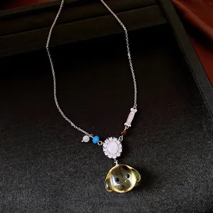 Minimalistische zilveren ketting met schattige gele hars honden hanger en zirkonia stenen