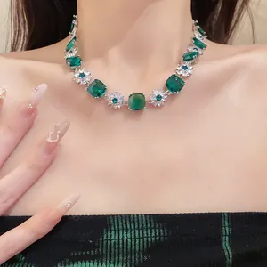 Nahaufnahme eines eleganten smaragdgrünen und Zirkon-Blumen-Chokers am Hals getragen