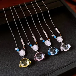 Detailweergave van kleurrijke hondenhars hangers met zirkonia accenten op zilveren kettingen