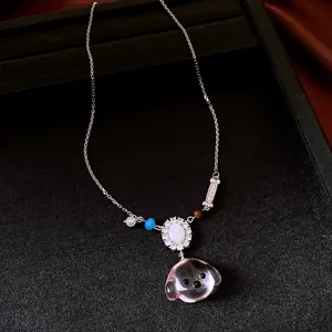 Gedetailleerd overzicht van een zilveren ketting met roze hondenpenning van hars en zirkoon.