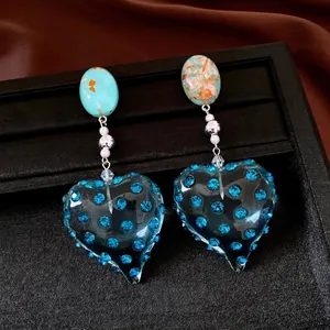 Eleganti orecchini vintage a cuore in resina blu con strass scintillanti incastonati