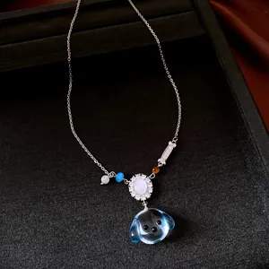 Detailopname van hondenkop hars hanger ketting met zirkoon en zilveren bot bedel