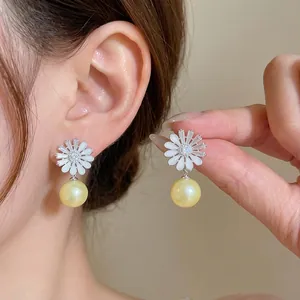 Elegant daisy pearl drop earrings with sparkling zircon for a French vintage style look.