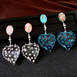 Eleganti orecchini vintage a forma di cuore in resina con strass brillanti