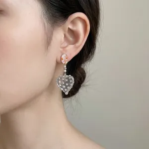 Orecchini a cuore in resina vintage con strass e aghi in argento stile lusso
