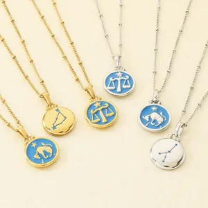 Primer plano de los colgantes del zodiaco azul en cadenas de acero inoxidable oro y plata.