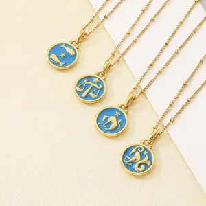 Detalle de collares de signos del zodiaco en acero dorado con esmalte azul