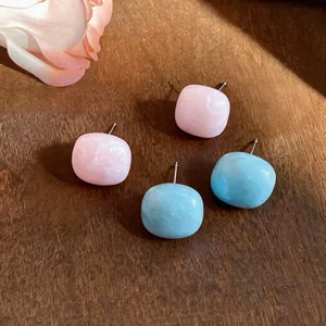 Eleganti orecchini a perno quadrati con motivo marmo in rosa pastello e blu