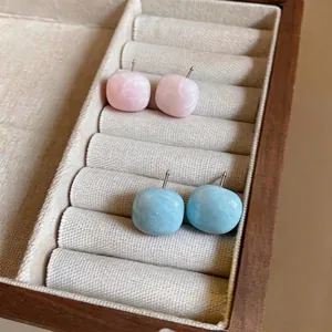 Eleganti orecchini a lobo quadrati stile dopamina rosa e blu con texture marmorizzata