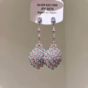 Vue détaillée d'élégantes boucles d'oreilles vintage avec cristaux roses et bleus