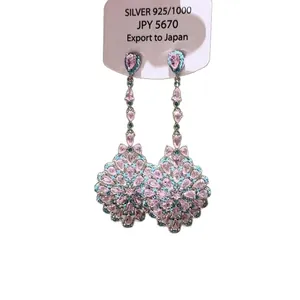 Élégantes boucles d'oreilles chandelier en argent avec cristaux roses et bleus pour soirées