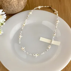 Détail d'un collier de perles en cristal avec étoile de mer pour la plage d'été