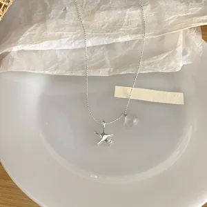 Vue détaillée du collier pendentif étoile de mer argenté avec perle de cristal sur l'assiette