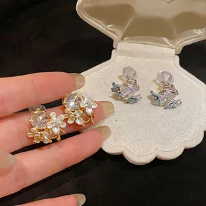 Elegante Franse retro emaille bloem oorknopjes met fonkelende grote strass steentjes