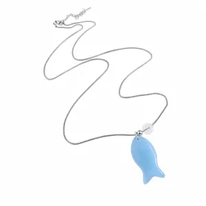 Collier minimaliste avec pendentif poisson en résine bleu clair et chaîne