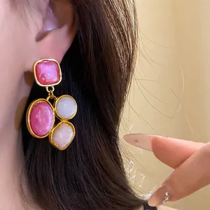 Französische Vintage-Ohrhänger aus Harz in Pink und Weiß für elegante Frauen