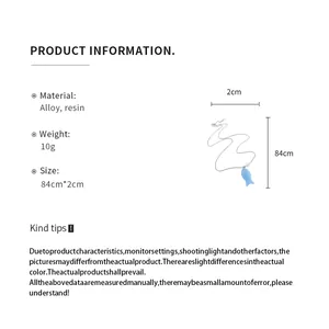 Guide détaillé des tailles et spécifications pour collier pendentif poisson en résine bleue.