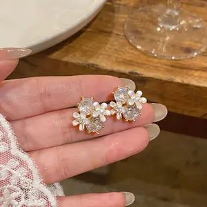 Elegante emaille bloem oorknoppen met heldere kristallen in Franse vintage stijl