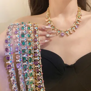 Elegante Emaille-Zirkon-Halskette für Damen mit bunten Steinen im luxuriösen Stil.
