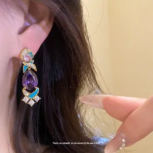 Elegante vergoldete Ohrringe mit lila Zirkon-Tropfen und türkisfarbenem Emaille