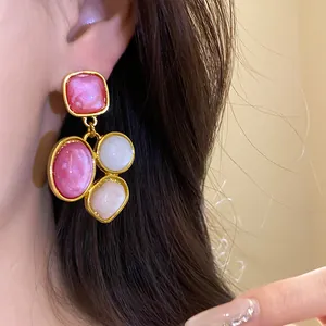 Detailansicht der französischen Retro-Ohrringe aus Harz in elegantem Rosa und Weiß
