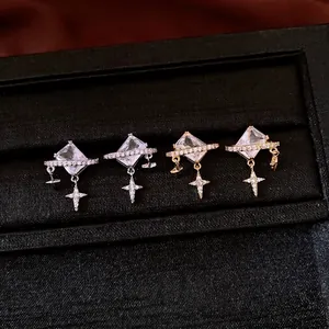 Élégantes boucles d'oreilles en argent doré avec cristal carré et motif d'étoiles