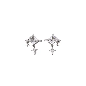 Boucles d'oreilles carrées en argent avec breloques étoiles et motif céleste de planète
