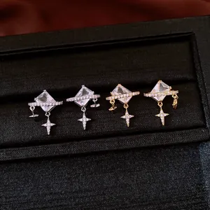 Vue détaillée de boucles d'oreilles carrées étoilées avec placage en or et argent