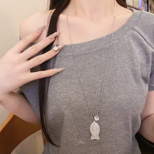 Vue rapprochée d'un collier avec pendentif poisson en résine minimaliste de haute qualité