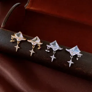 Gros plan sur des boucles d'oreilles vintage en forme d'étoile, finitions or et argent