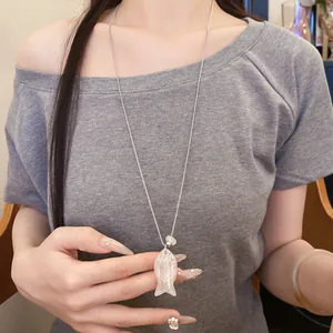 Vue détaillée d'un collier élégant et minimaliste avec pendentif poisson en résine