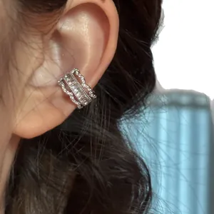 Manchette d'oreille rétro française avec zircons et bordure en dentelle argentée.