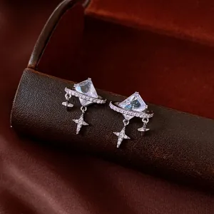 Détail rapproché de boucles d'oreilles vintage en cristal carré avec breloques étoiles