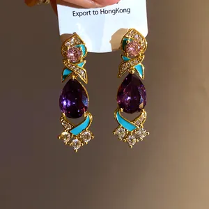 Detailansicht luxuriöser Ohrringe mit violettem Zirkonia und türkisfarbener Emaille