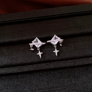 Élégantes boucles d'oreilles clous cristal carré et étoile en argent, vue détaillée
