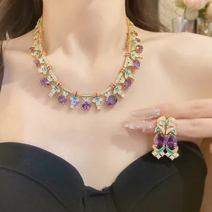 Detailansicht von luxuriösem lila Zirkon Emaille Halsketten und Ohrring Set an Model