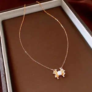 Elegante collana placcata in oro 18 carati con ciondolo a fiore in zircone e perla.