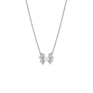 Elegante collana placcata oro 18k con ciondolo a fiore in perla e zircone