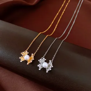 Vista dettagliata delle collane floreali in oro 18 carats e argento con perle e zirconi