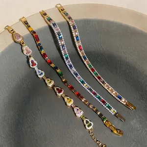 Elegante vergoldete Luxusarmbänder mit bunten herzförmigen Zirkoniasteinen besetzt.