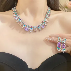 Detailansicht eines eleganten Emaille- und Zirkonia-Schmucksets, das am Hals getragen wird
