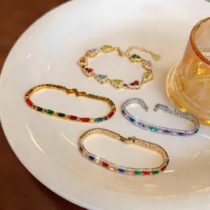 Detailansicht von vier luxuriösen mehrfarbigen Zirkonia-Armbändern auf einem Teller.