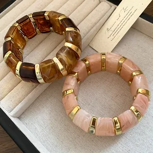 Détails de bracelets élastiques en résine géométrique irrégulière avec textures marbre et ambre