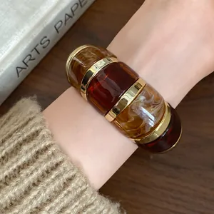 Bracelet élastique géométrique en résine avec accents dorés et motifs marbrés élégants