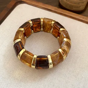 Vue détaillée d'un bracelet élastique en résine géométrique avec motif écaille de tortue.