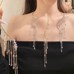 Collier choker doré élégant avec de longues franges en strass étincelants pour femmes