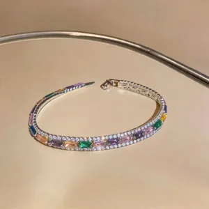 Detailansicht eines bunten Zirkonia-Armbands mit Smaragdschliff und Silberglanz