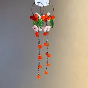 Handgefertigte Ohrringe mit Harzblumen und Blattquasten mit Perlen und orangen Perlen